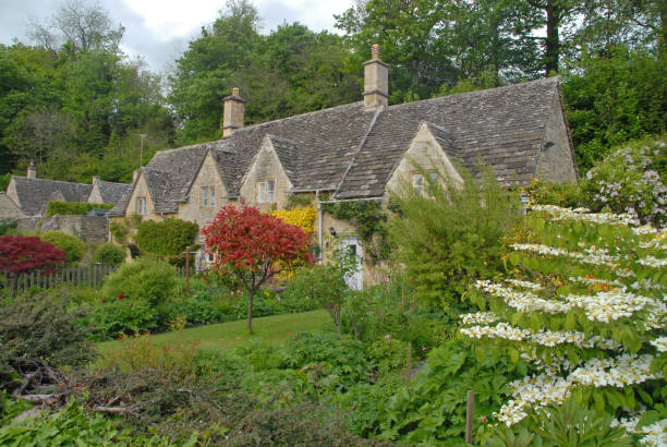 istock Blossoming cottage gardens in Bibury 899719914