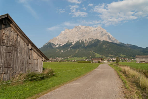 caminho para a montanha zugspitze - zugspitze mountain tirol lermoos ehrwald - fotografias e filmes do acervo