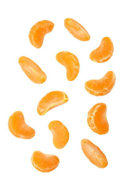 rodajas de mandarina + clipping path - peeled juicy food ripe fotografías e imágenes de stock