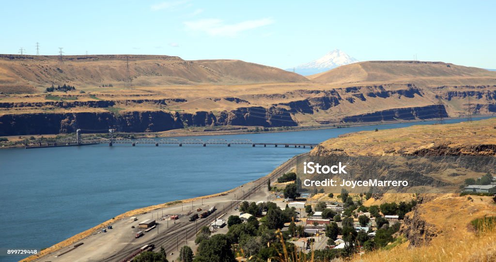 Pont sur le fleuve Columbia avec Mont Hood en arrière-plan - Photo de Amérique du Nord libre de droits