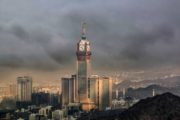 skyline con abraj al bait (royal clock tower makkah) alla mecca, arabia saudita. - torre dellorologio foto e immagini stock
