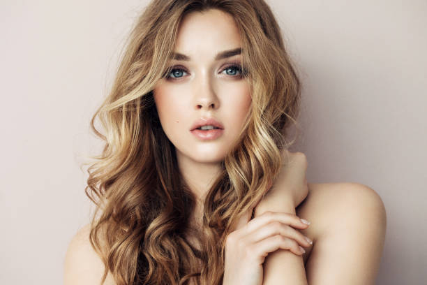 portret młodej pięknej kobiety z eleganckim makijażem i idealną fryzurą - hairstyle blond hair fashion model female zdjęcia i obrazy z banku zdjęć