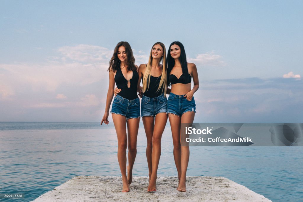 Drei schöne Mädchen am Strand - Lizenzfrei Frauen Stock-Foto