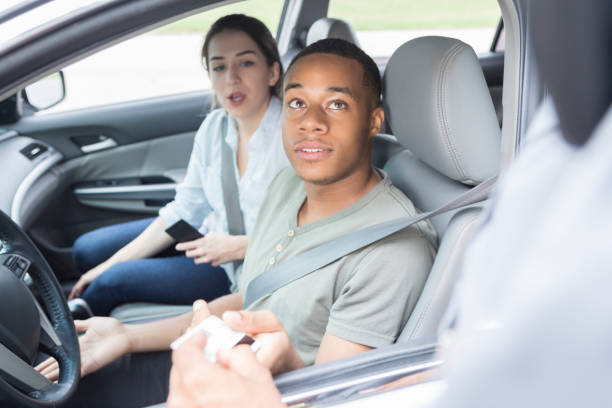 femme et jeune homme sont tirés par la police - pulled over by police photos et images de collection