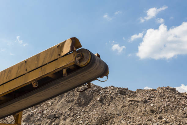 istock Stone crusher machine in front of a large pile of rubble 899772204