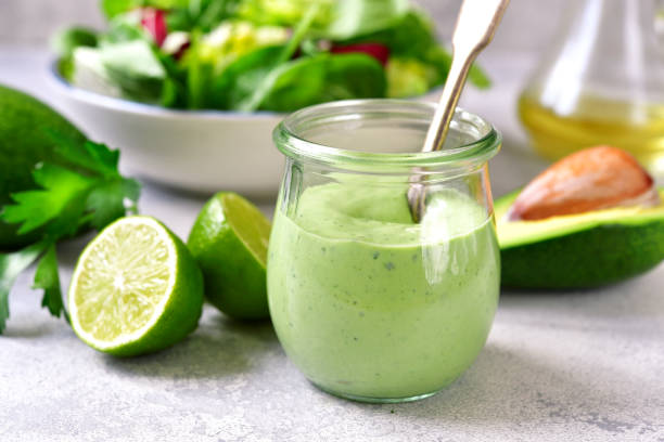 aderezo de yogur casero de aguacate en un tarro de cristal vintage - stuffing fotografías e imágenes de stock