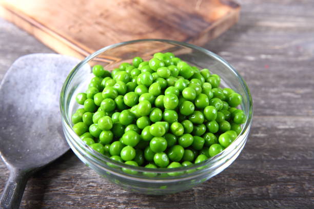 istock Fresh green peas in a bowl 899789978