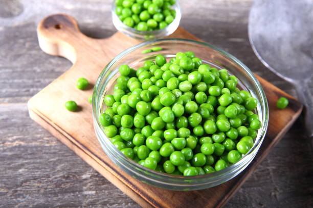 istock Fresh green peas in a bowl 899790014