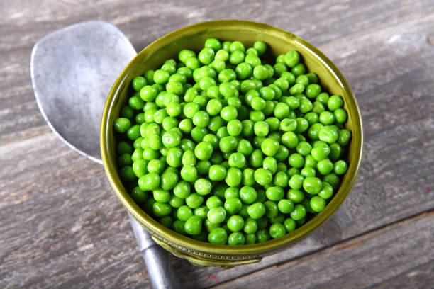 istock Fresh green peas in a bowl 899790034