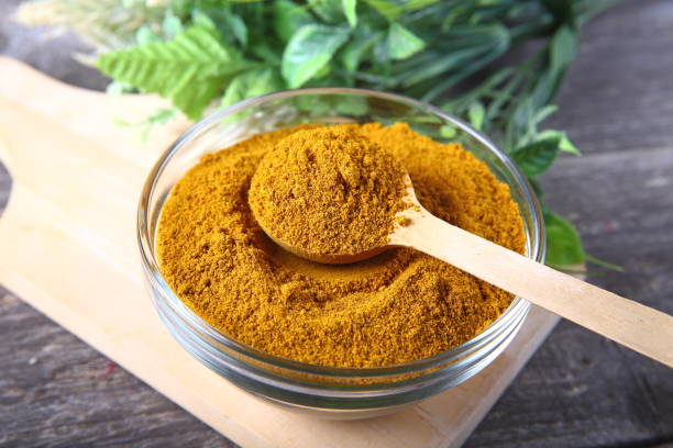 curry in polvere in una ciotola - spice kitchen utensil herb curry powder foto e immagini stock