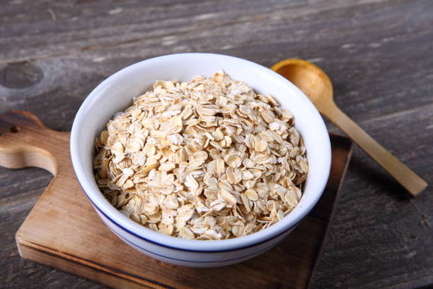 copos de avena en un recipiente de vidrio - utensilio para servir fotografías e imágenes de stock