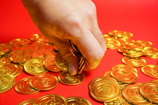 istock Image to grasp a gold coin, Image to seize success 899797656