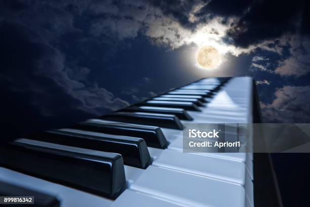 Montaña Cabeza polvo Teclas Del Piano En La Luz De La Luna Foto de stock y más banco de imágenes  de Piano - Piano, Onírico, Cielo - iStock