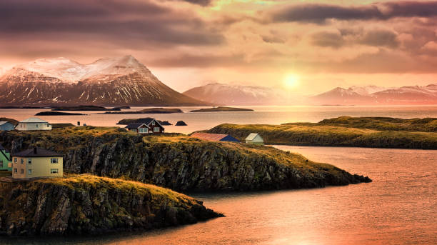 stykkisholmur fiordos rocosos al atardecer - fishing village nordic countries fjord fotografías e imágenes de stock