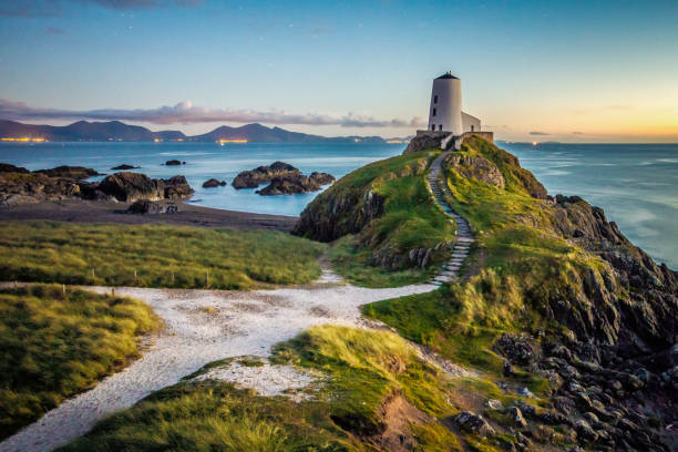 маяк тай маур на острове лланддвин, уэльс, великобритания - wales стоковые фото и изображения