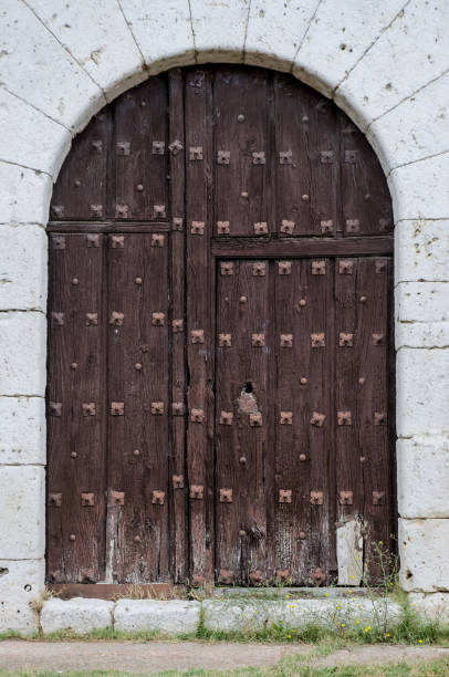 istock Old wooden door 899843058
