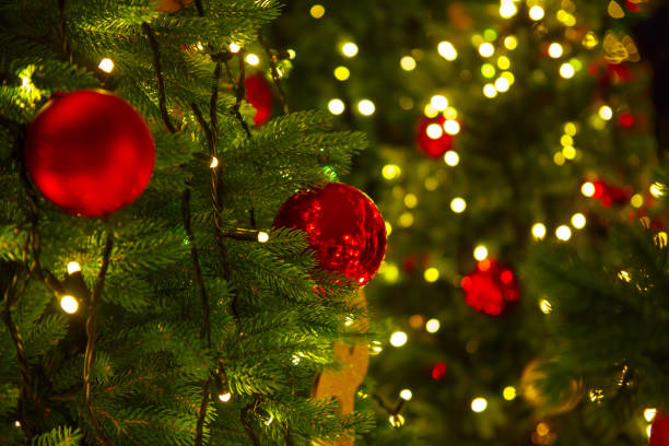 istock Classic green new year tree with flashing garland 899865920