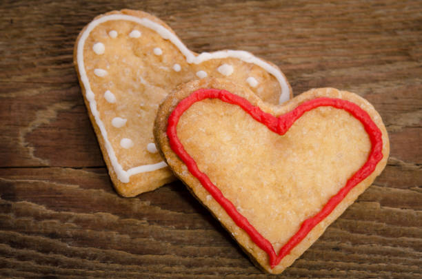 cookies de corazones en mesa de madera - foto de stock
