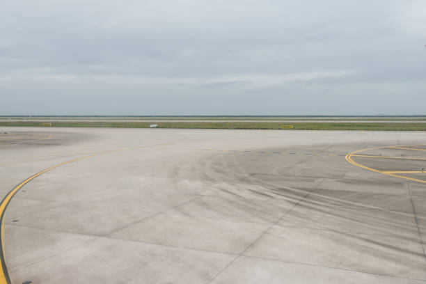 흐린 날에 빈 공항 활주로 - runway airport airfield asphalt 뉴스 사진 이미지