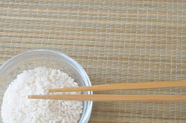 istock Bowl of rice and chopsticks on bamboo placemat 899873356