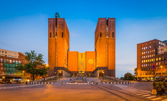 Pasillo de ciudad de Oslo Radhus icónicas torres iluminadas en Noruega al atardecer photo