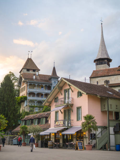 vista de cidade de spiez em torno do lago thun. - switzerland lake thun people spiez - fotografias e filmes do acervo