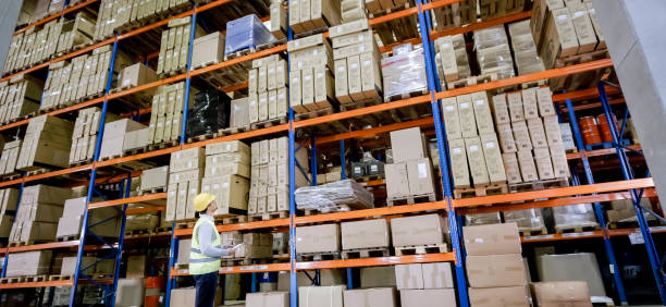 istock Male warehouse employee doing inventory check in warehouse 899889540
