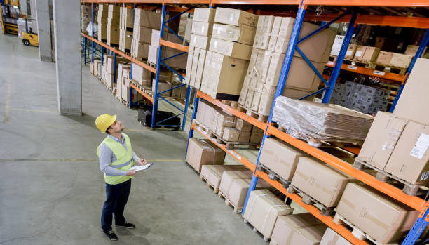 istock Male warehouse employee doing inventory check in warehouse 899889552