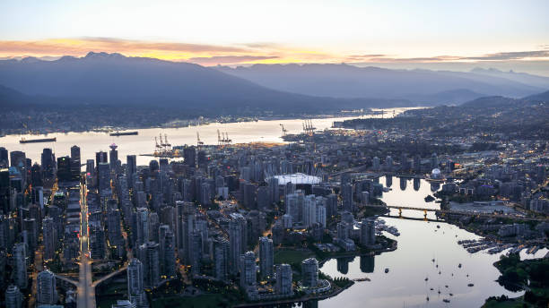 bc place et scientifique du monde avec le paysage urbain - science world photos et images de collection