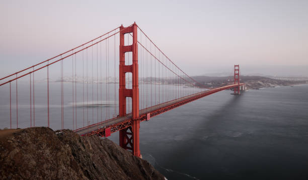 ponte golden gate em crepúsculo, san francisco, califórnia, eua - golden gate bridge nature vacations fog - fotografias e filmes do acervo
