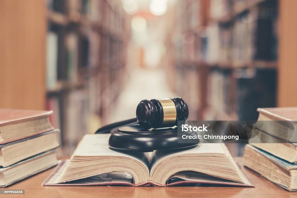 Giudice martello su libro in biblioteca - Foto stock royalty-free di Legge