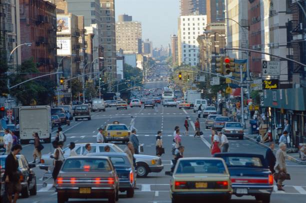 scena di strada a new york - taxi new york city traffic busy foto e immagini stock