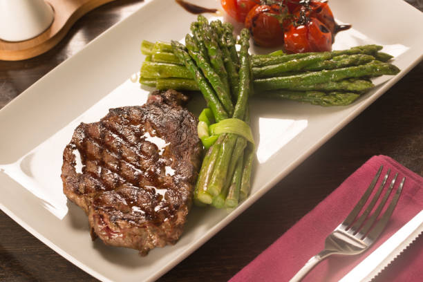 istock Grilled beef tenderloin with vegetables 899913682
