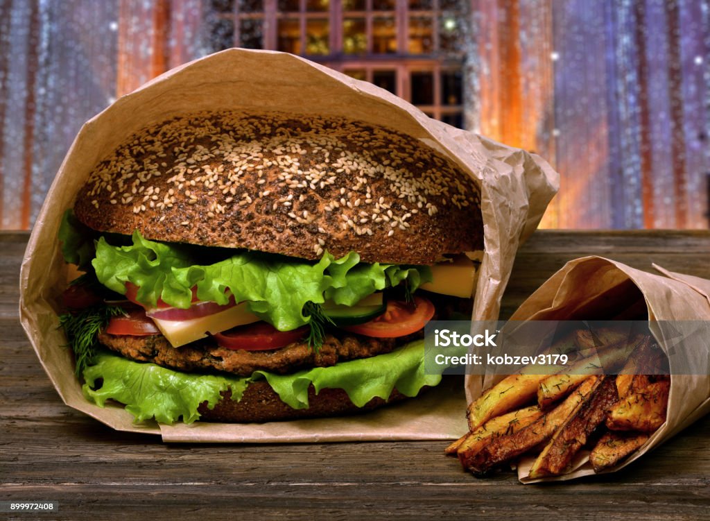 Très savoureux hamburger et frites français sur une table en bois - Photo de Burger libre de droits
