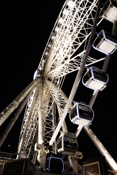 a roda de eco de liverpool / liverpool olho por noite - quilha cais cais do rio mersey, liverpool, reino unido em 26 de dezembro de 2017 - ferris wheel carnival wheel amusement park ride - fotografias e filmes do acervo