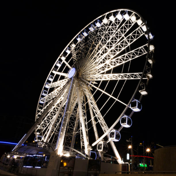 the echo wheel of liverpool / liverpool eye by night - keel wharf waterfront del fiume mersey, liverpool, regno unito il 26 dicembre 2017 - ferris wheel wheel night neon light foto e immagini stock