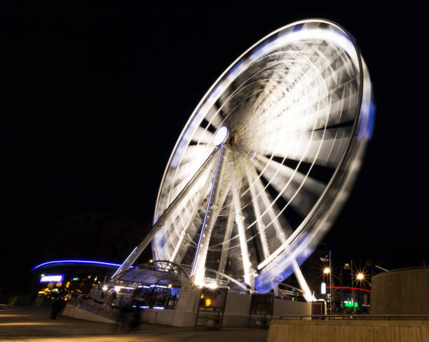 the echo wheel of liverpool / liverpool eye by night - keel wharf waterfront del fiume mersey, liverpool, regno unito il 26 dicembre 2017 - ferris wheel wheel night neon light foto e immagini stock