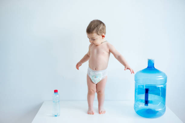 水のボトルと赤ちゃん - ウォーターサーバー 赤ちゃん ストックフォトと画像