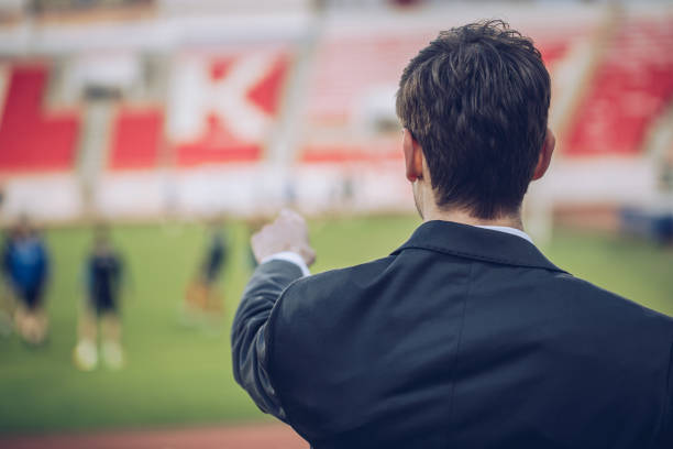 ver entrenamiento deportivo - suit soccer men sport fotografías e imágenes de stock