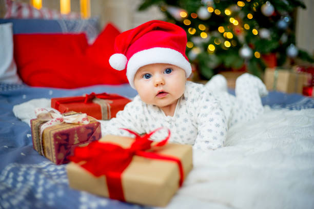 istock Baby in a christmas hat 899984764