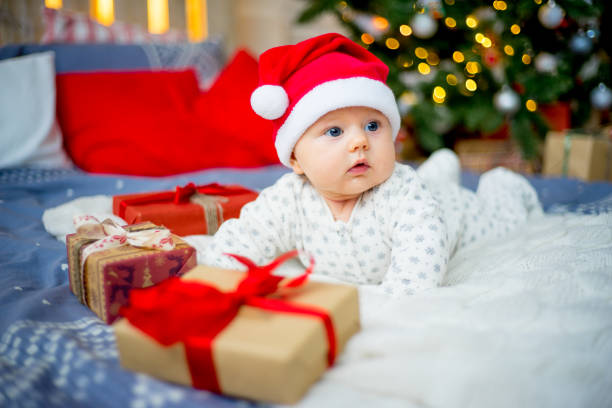 istock Baby in a christmas hat 899984910