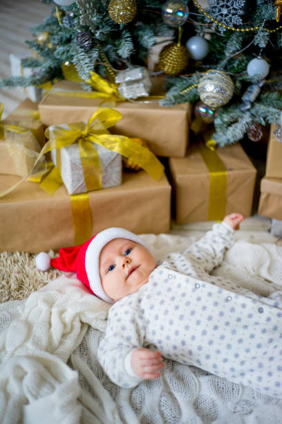 istock Baby in a christmas hat 899986474