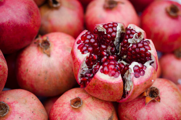 ripes 달콤한 신선한 산호 붉은 석류, 석류의 그룹의 자연 배경. 석류 클로즈업, 배경 - pomegranate fruit tropical fruit freshness 뉴스 사진 이미지