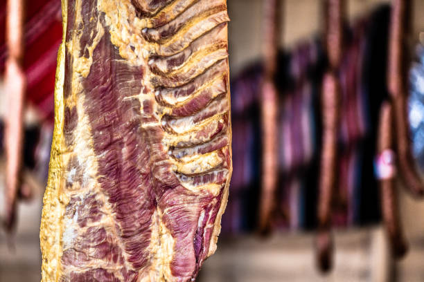 nahaufnahme der rippe fleisch hängen auf dem display auf lebensmittelmarkt - animal bone chop close up color image stock-fotos und bilder