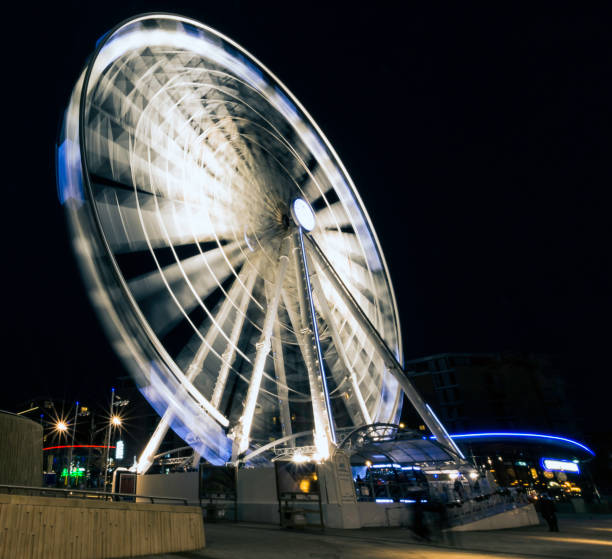 the echo wheel of liverpool / liverpool eye by night - keel wharf waterfront del fiume mersey, liverpool, regno unito il 26 dicembre 2017 - ferris wheel wheel night neon light foto e immagini stock