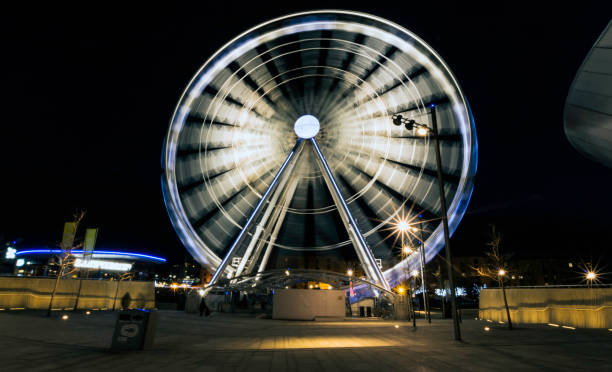 the echo wheel of liverpool / liverpool eye by night - keel wharf waterfront del fiume mersey, liverpool, regno unito il 26 dicembre 2017 - ferris wheel wheel night neon light foto e immagini stock