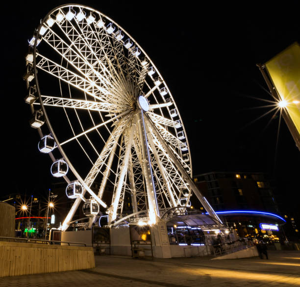 the echo wheel of liverpool / liverpool eye by night - keel wharf waterfront del fiume mersey, liverpool, regno unito il 26 dicembre 2017 - ferris wheel wheel night neon light foto e immagini stock