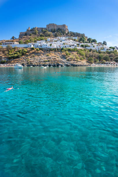 la baie de lindos et l’acropole de lindos en arrière-plan (rhodes, grèce) - lindos photos et images de collection