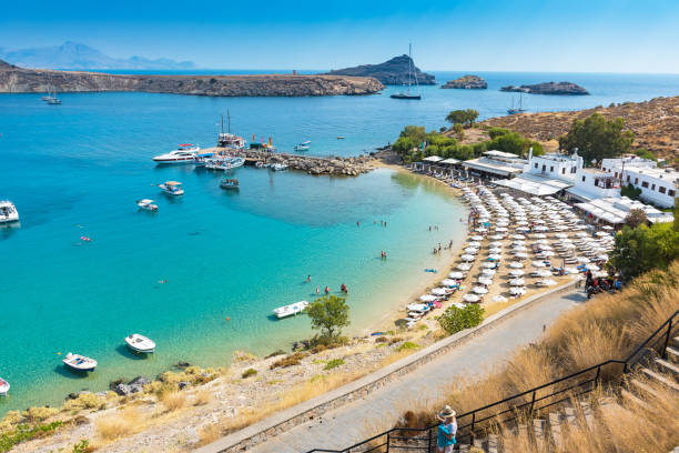 vue de la plage de sable de la baie de lindos (rhodes, grèce) - lindos photos et images de collection