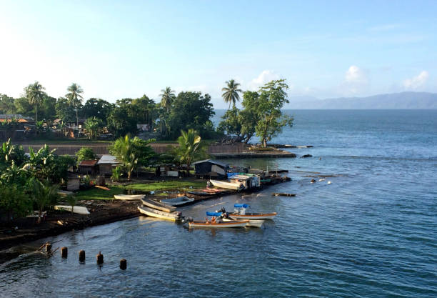 scène de la port de alotau, baie de milne, papouasie nouvelle-guinée. - guinée photos et images de collection